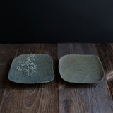 Plat rectangulaire vert/brun de Linda Ouhbi chez Brutal Ceramics