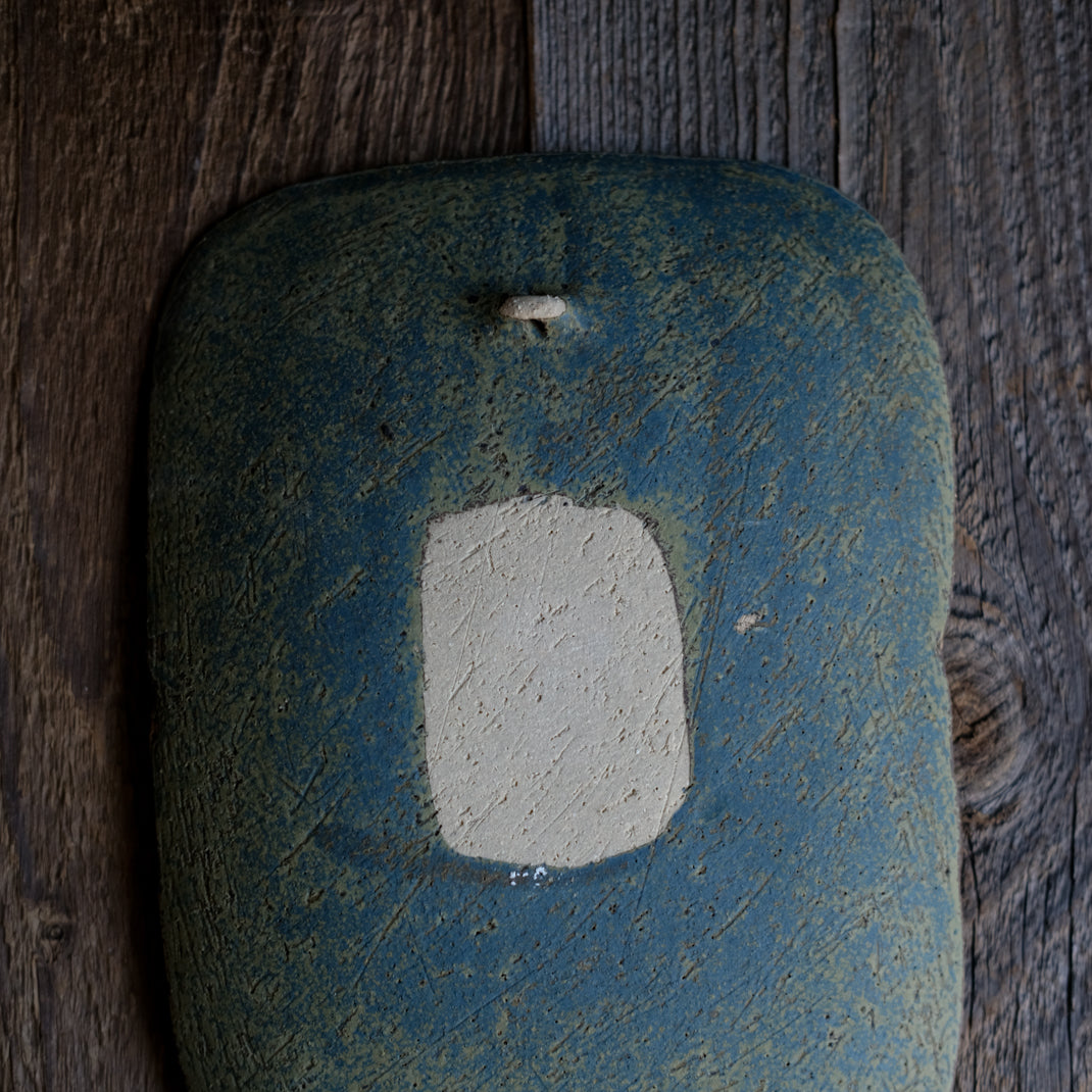 Plat rectangulaire vert/brun de Linda Ouhbi chez Brutal Ceramics