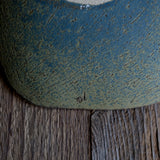 Plat rectangulaire vert/brun de Linda Ouhbi chez Brutal Ceramics