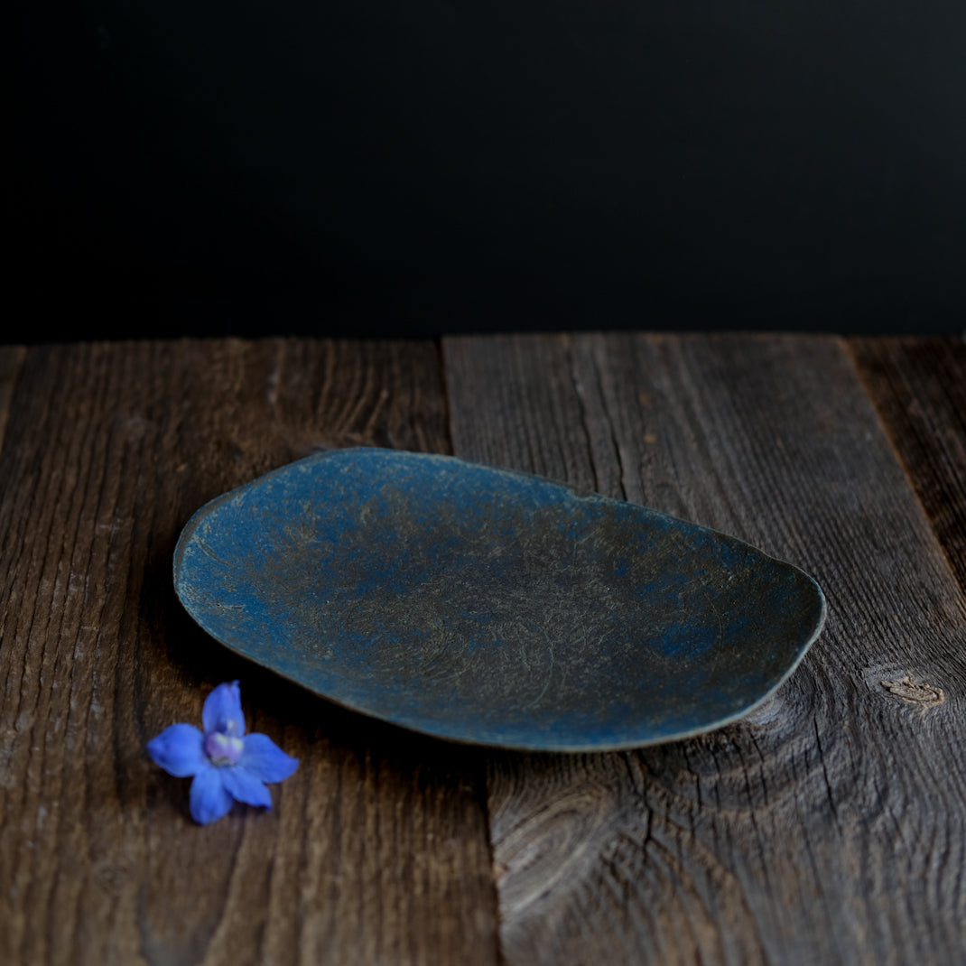 Plat oval bleu/brun de Linda Ouhbi chez Brutal Ceramics