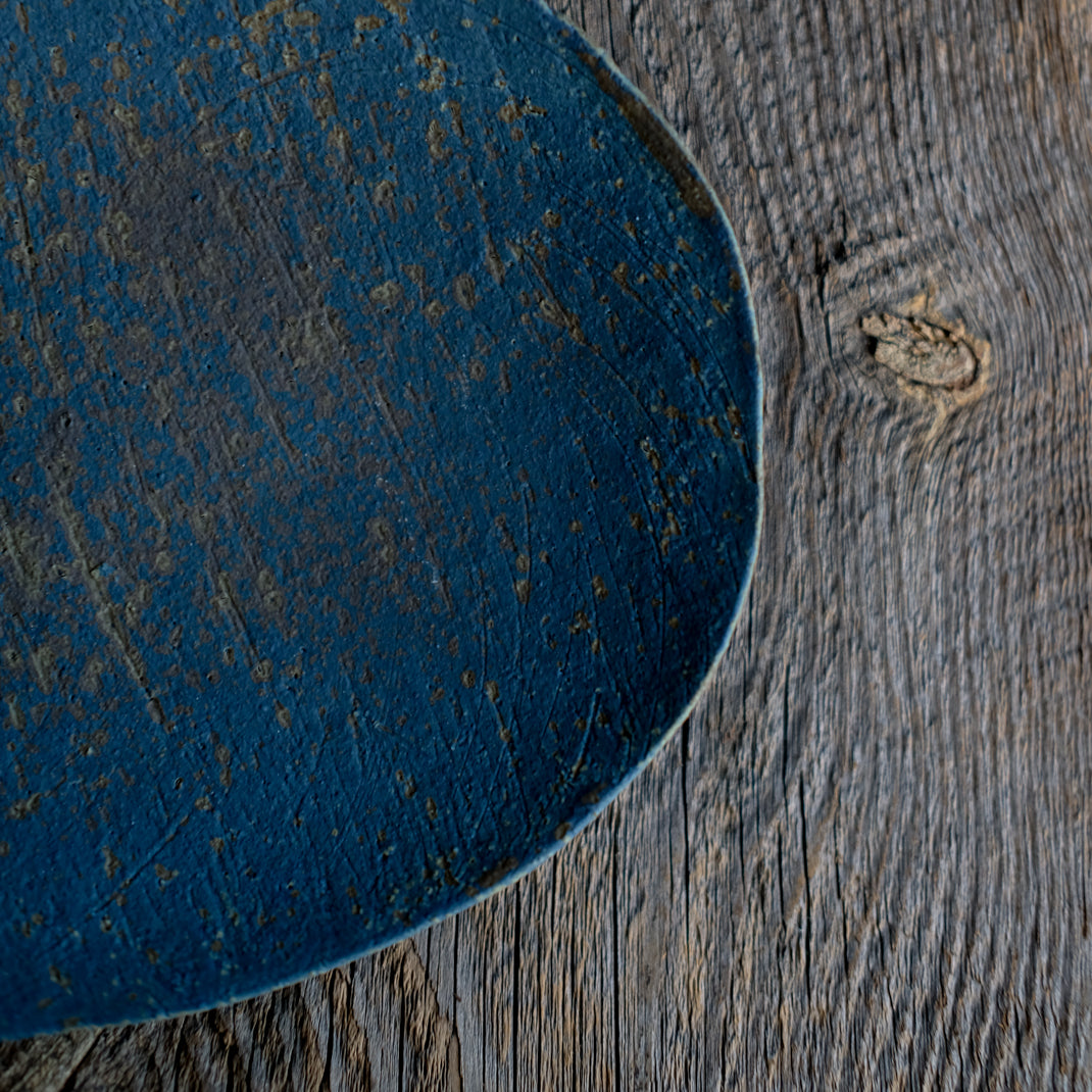 Plat oval bleu/brun de Linda Ouhbi chez Brutal Ceramics