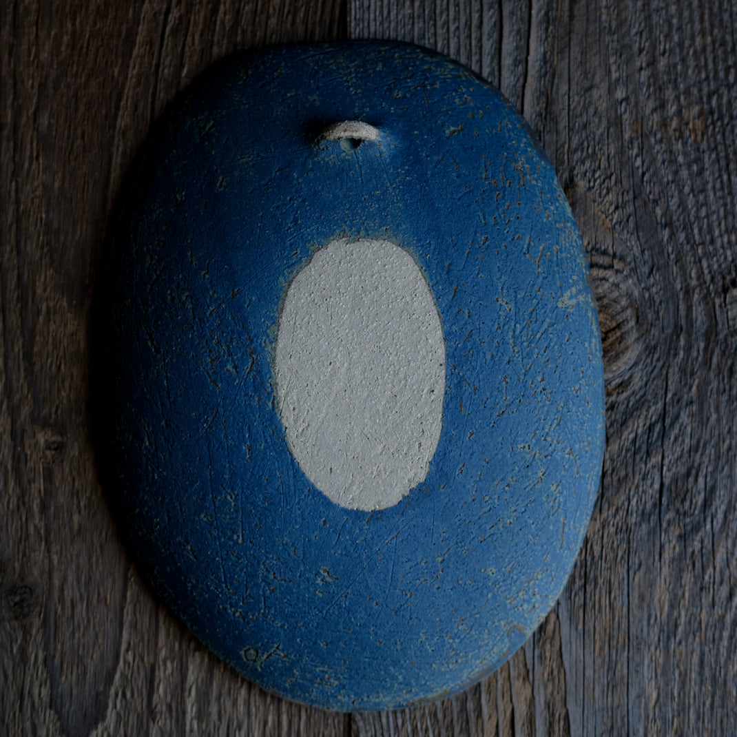Plat oval bleu/brun de Linda Ouhbi chez Brutal Ceramics