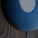 Plat oval bleu/brun de Linda Ouhbi chez Brutal Ceramics