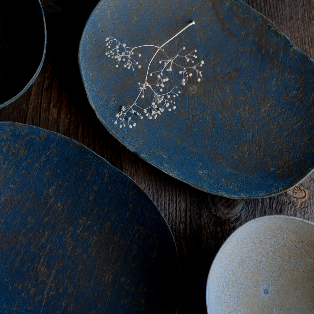 Plat oval bleu/brun de Linda Ouhbi chez Brutal Ceramics