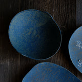 Bol oval bleu/vert de Linda Ouhbi chez Brutal Ceramics