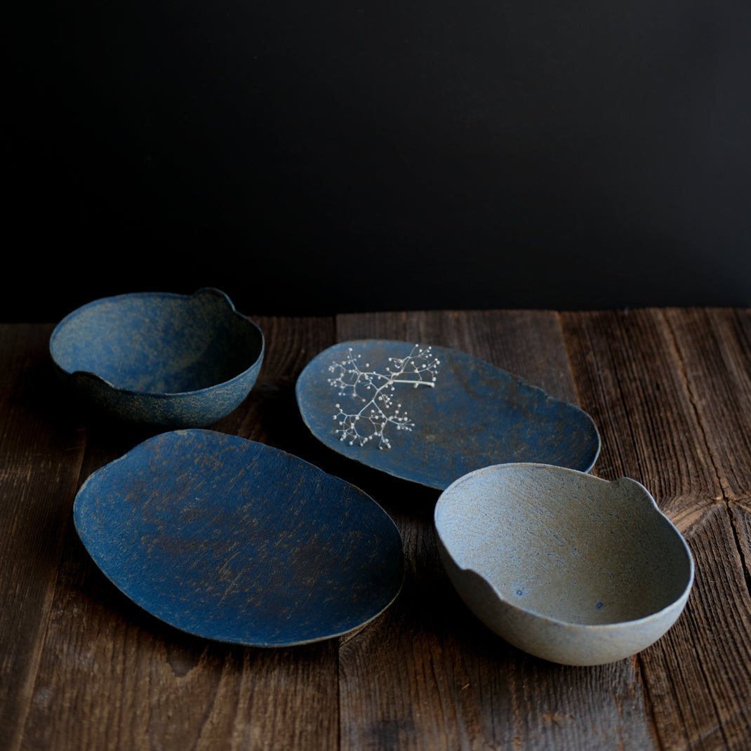 Plat oval bleu/brun de Linda Ouhbi chez Brutal Ceramics