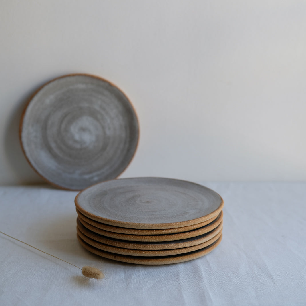 Assiette en grès de Marie Lautrou-PMPM chez Brutal Ceramics
