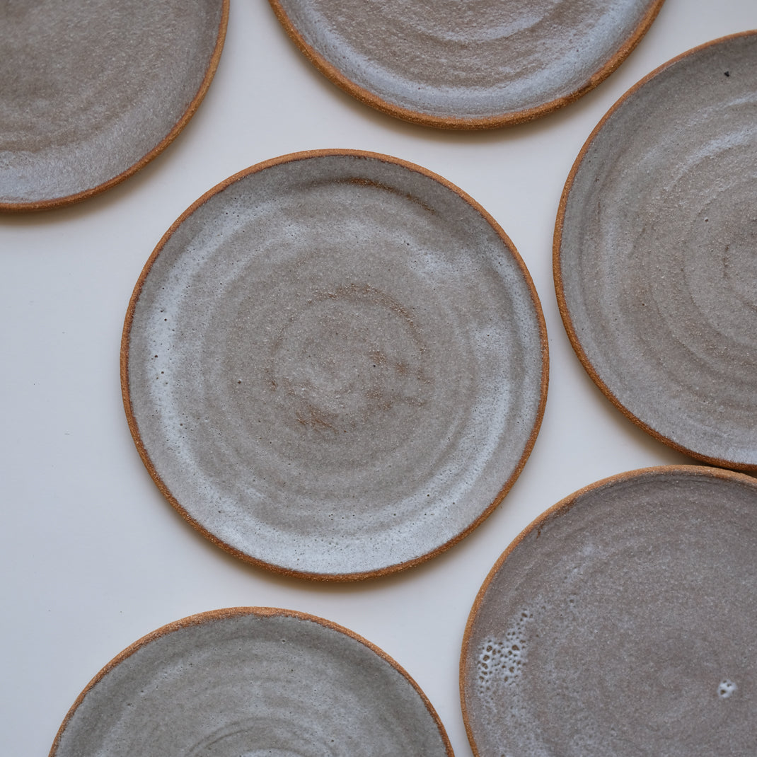Assiette en grès de Marie Lautrou-PMPM chez Brutal Ceramics