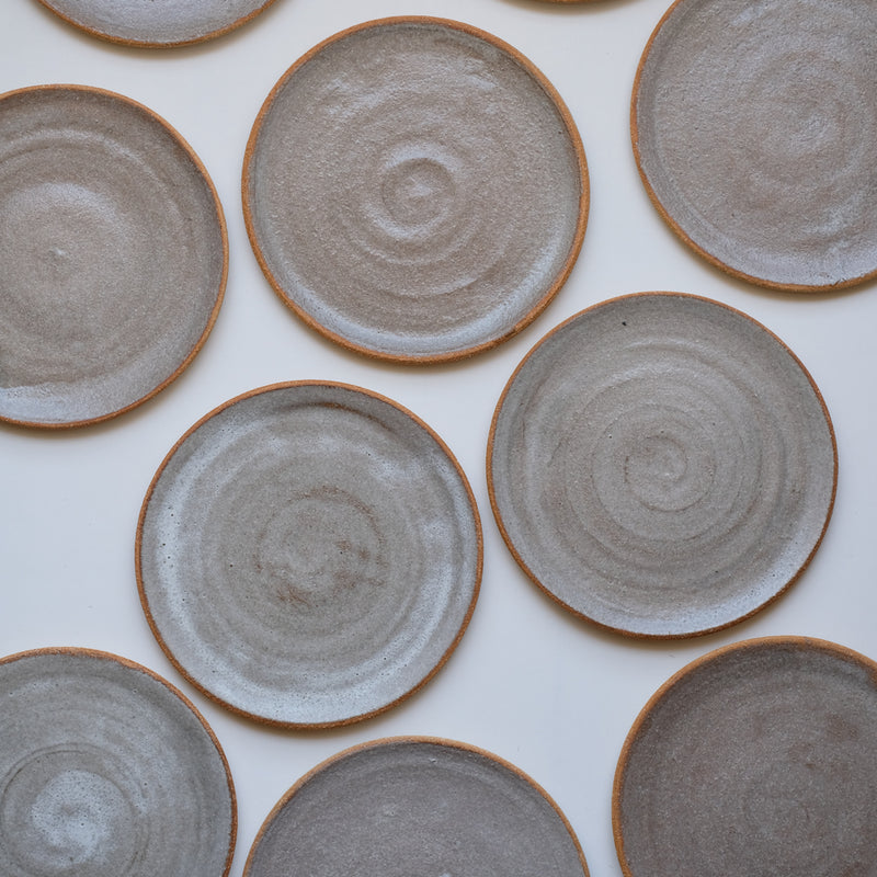 Assiette en grès de Marie Lautrou-PMPM chez Brutal Ceramics