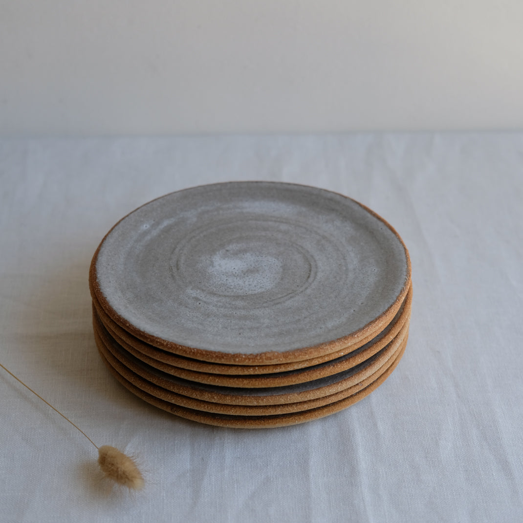 Assiette en grès de Marie Lautrou-PMPM chez Brutal Ceramics