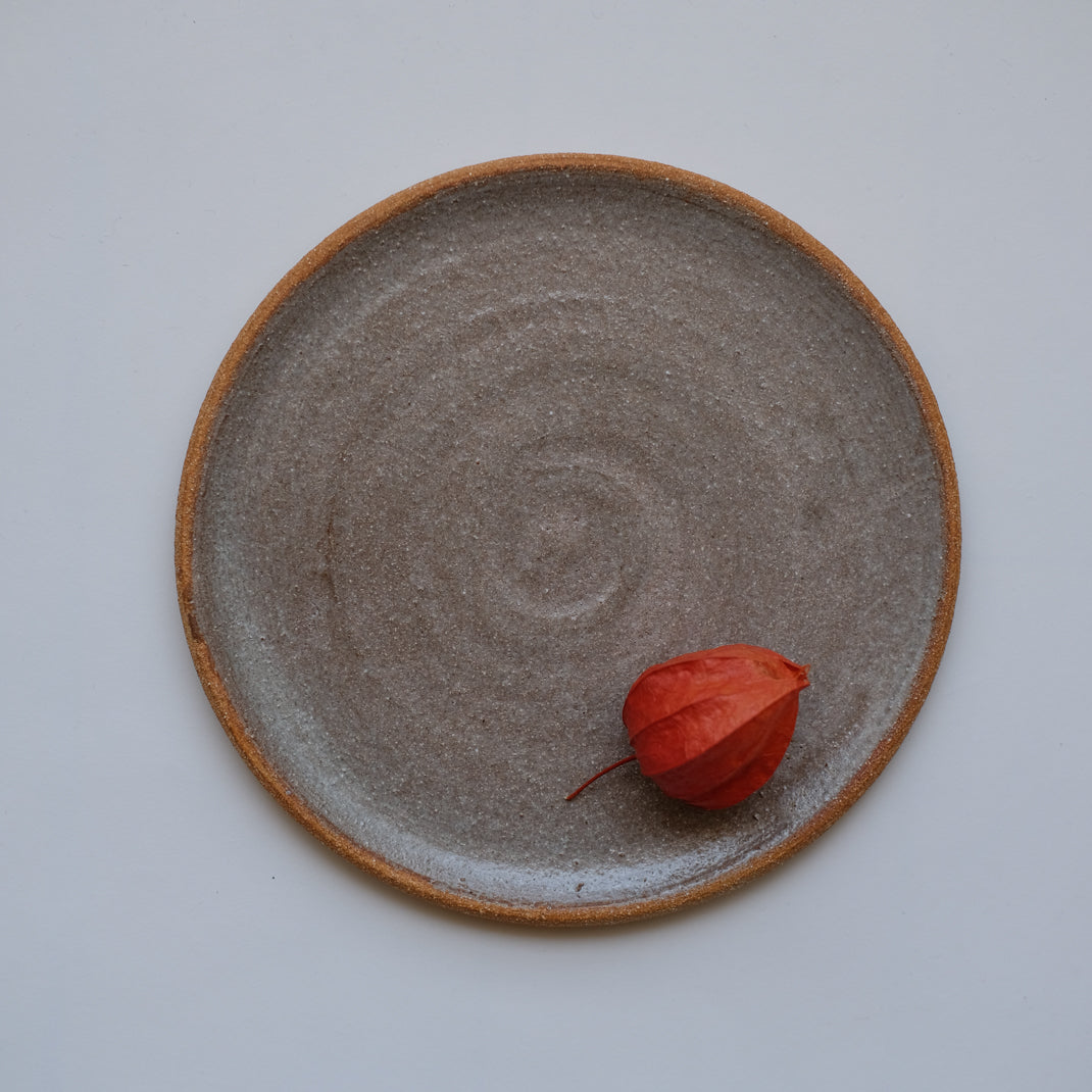 Assiette en grès de Marie Lautrou-PMPM chez Brutal Ceramics