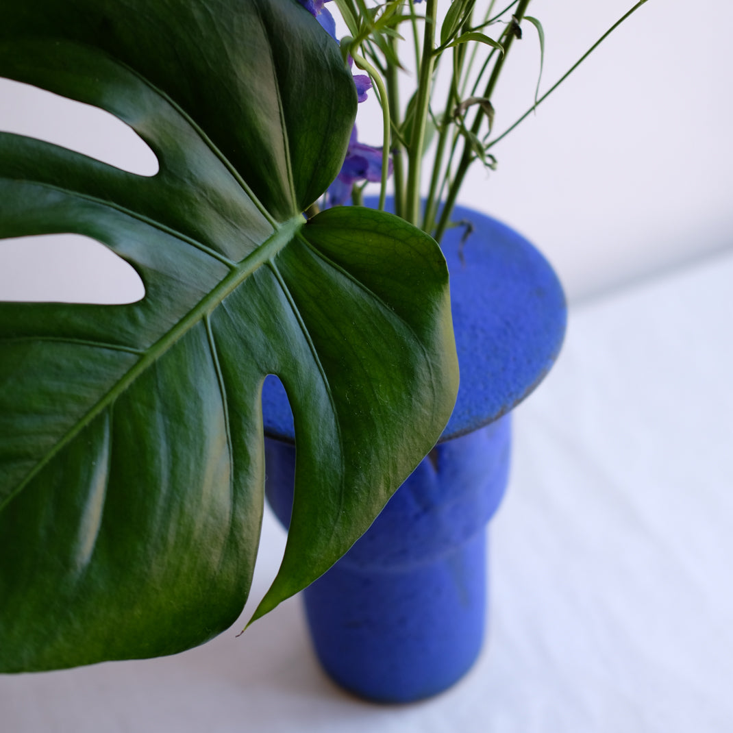 Vase bleu cobalt de Moïo Studio chez Brutal Ceramics