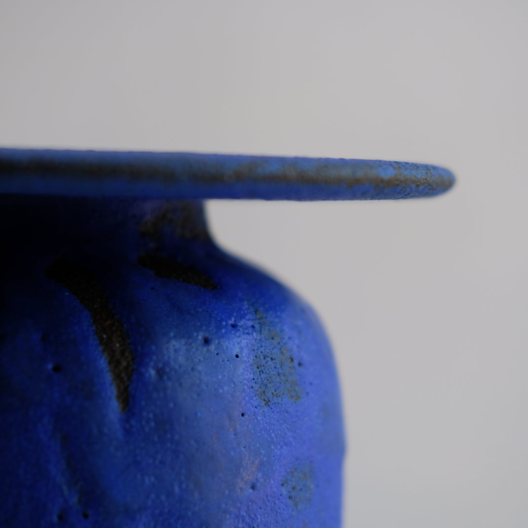 Vase bleu cobalt de Moïo Studio chez Brutal Ceramics