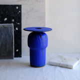 Vase bleu cobalt de Moïo Studio chez Brutal Ceramics