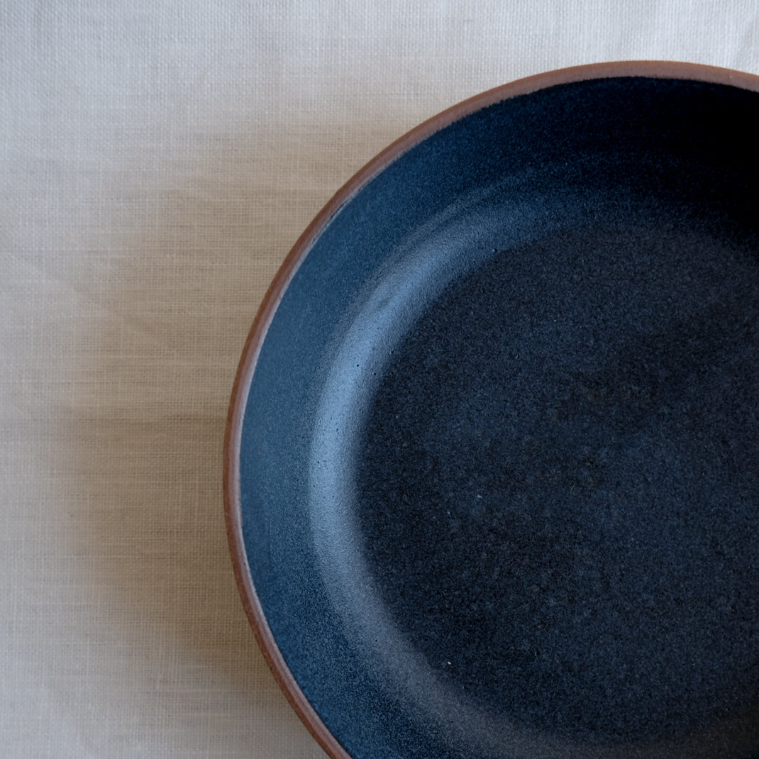 Assiette creuse bleu charbon de Moïo Studio chez Brutal Ceramics