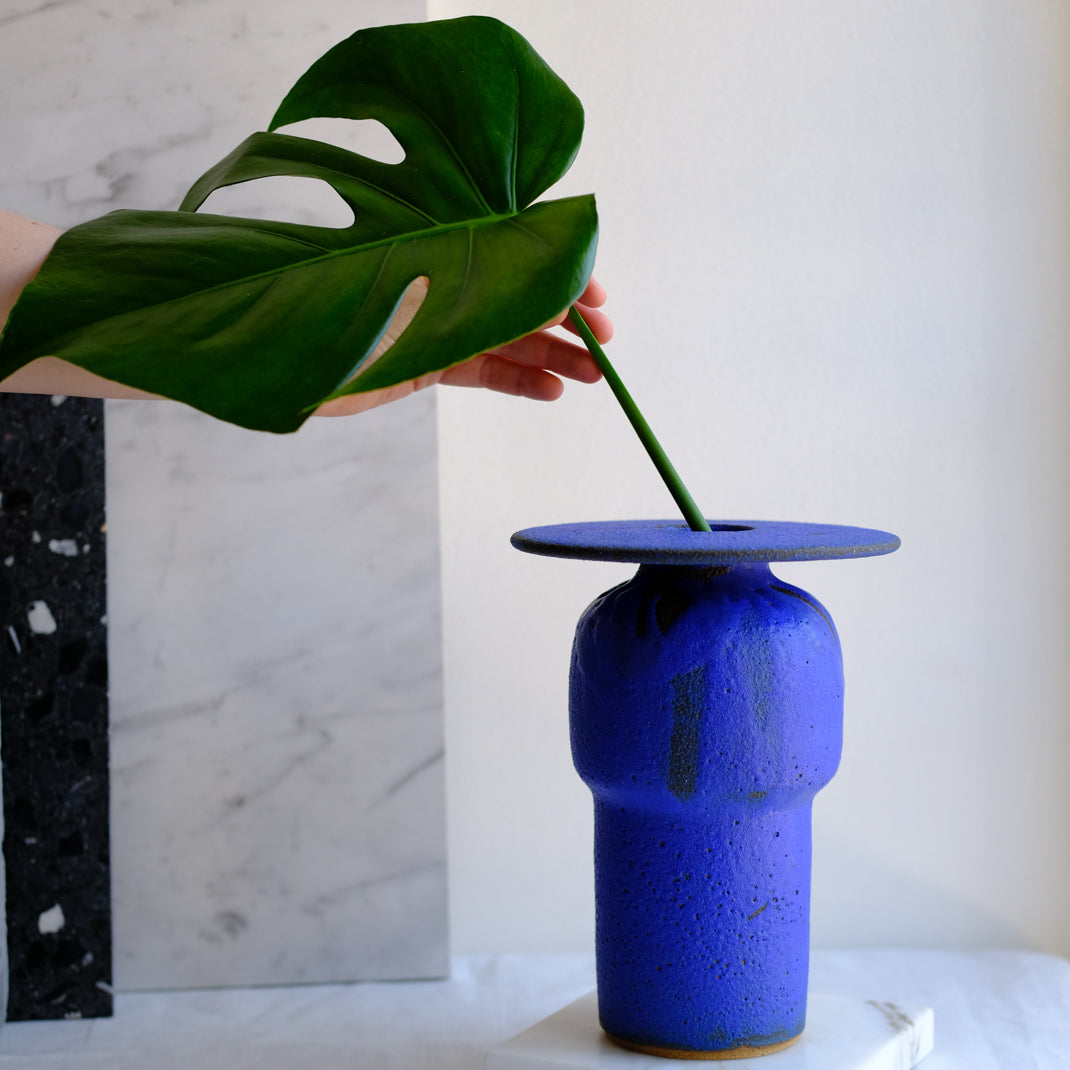 Vase bleu cobalt de Moïo Studio chez Brutal Ceramics