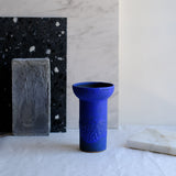 Vase bleu cobalt de Moïo Studio chez Brutal Ceramics