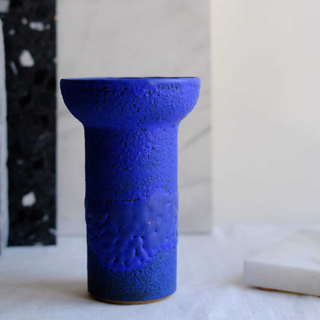 Vase bleu cobalt de Moïo Studio chez Brutal Ceramics