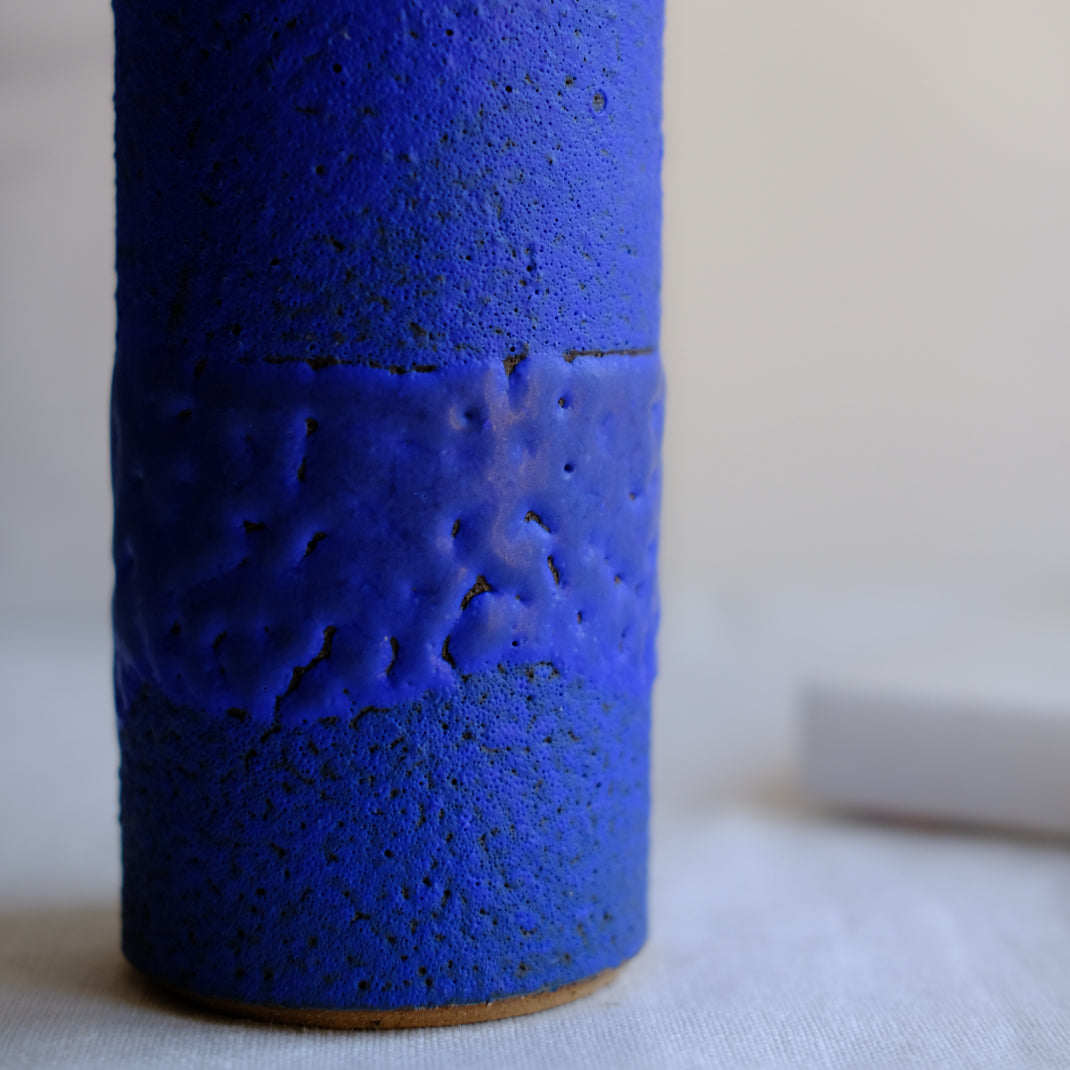 Vase bleu cobalt de Moïo Studio chez Brutal Ceramics