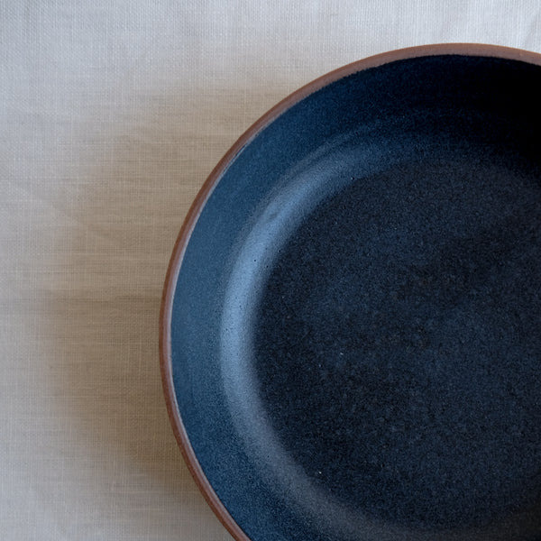 Assiette creuse bleu charbon de Moïo Studio chez Brutal Ceramics