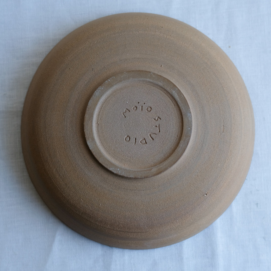 Assiette creuse bleu charbon de Moïo Studio chez Brutal Ceramics