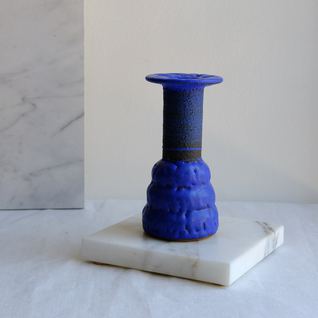 Vase bleu cobalt de Moïo Studio chez Brutal Ceramics