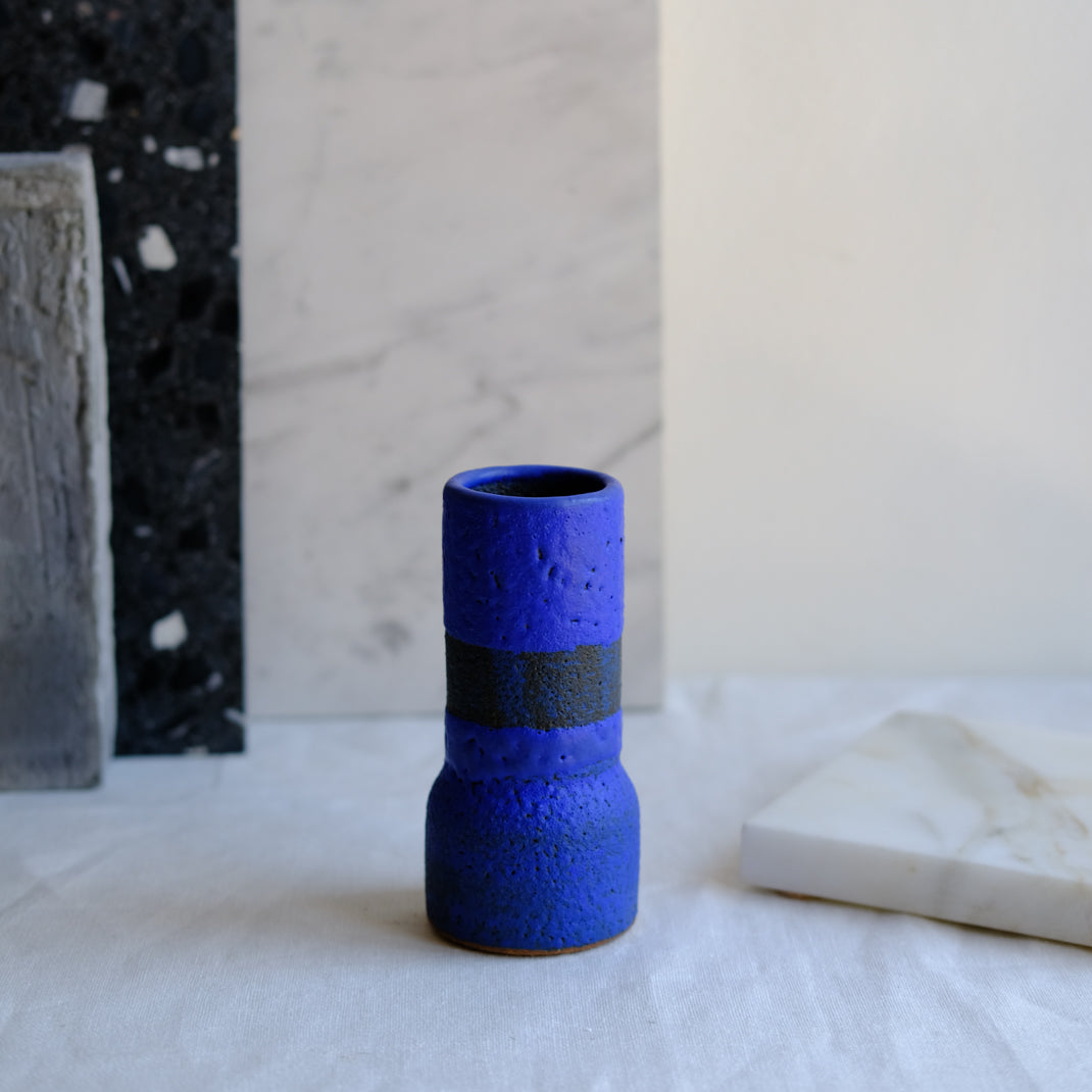 Vase bleu cobalt de Moïo Studio chez Brutal Ceramics