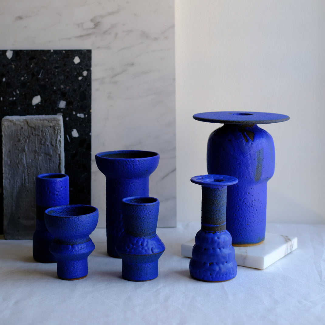 Vase bleu cobalt de Moïo Studio chez Brutal Ceramics