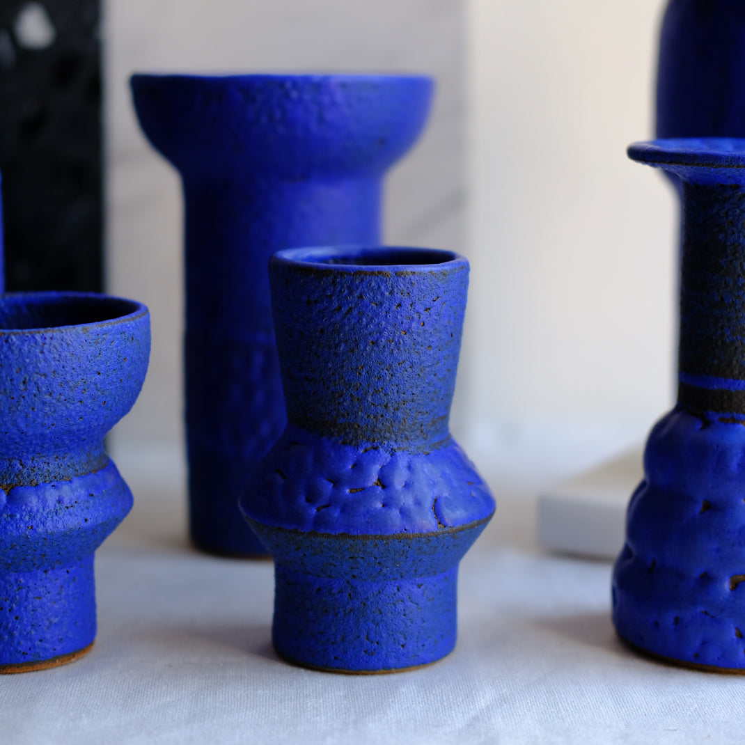 Vase bleu cobalt de Moïo Studio chez Brutal Ceramics