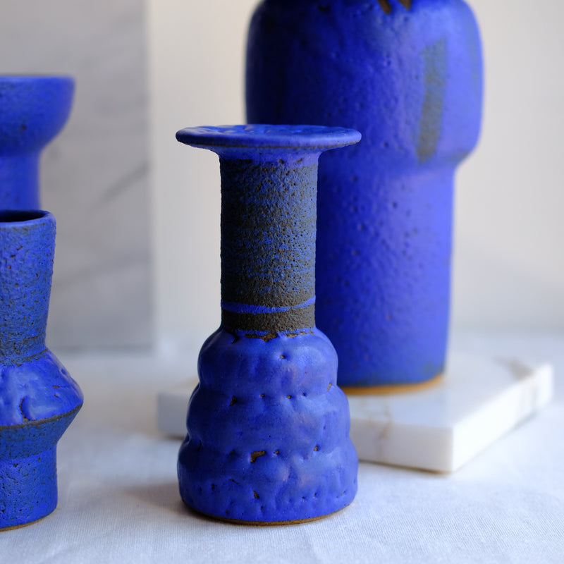 Vase bleu cobalt de Moïo Studio chez Brutal Ceramics