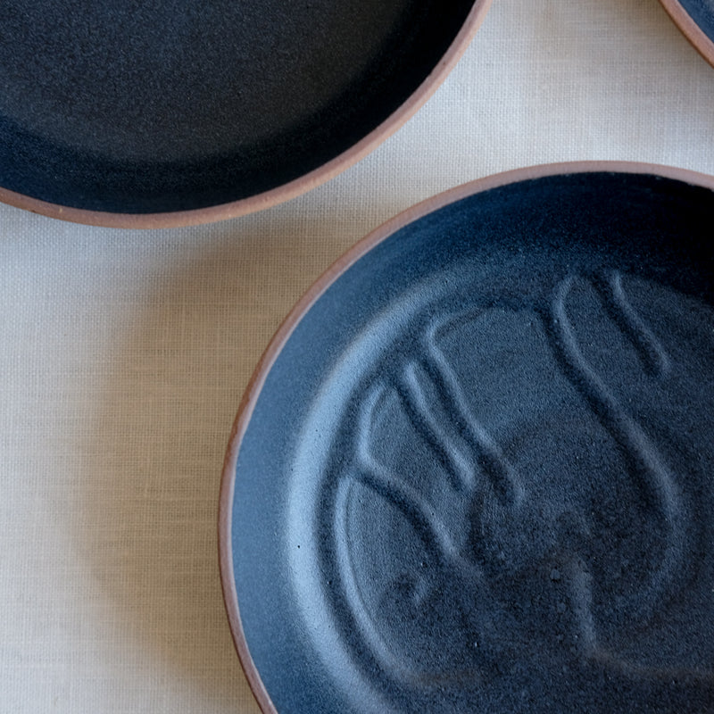 Assiette creuse bleu charbon de Moïo Studio chez Brutal Ceramics