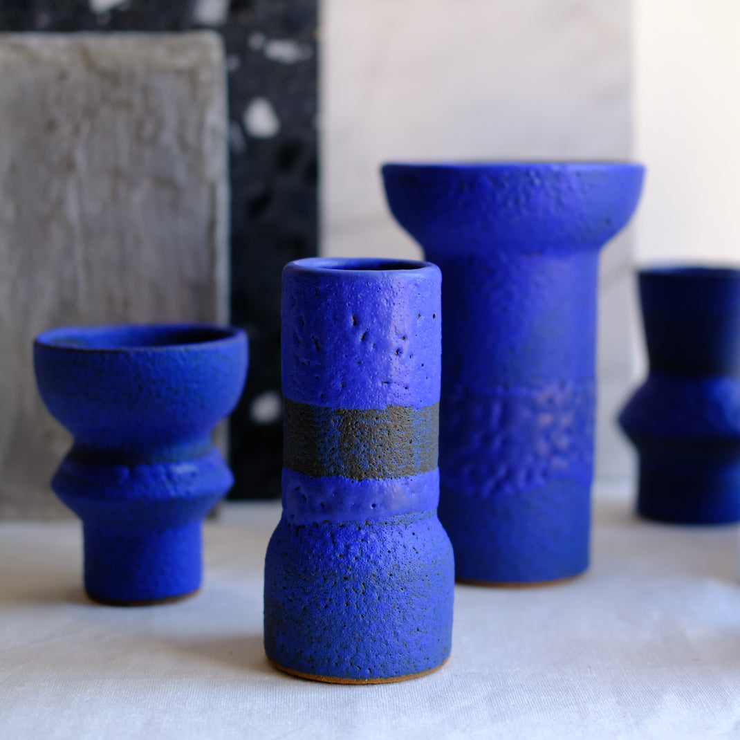 Vase bleu cobalt de Moïo Studio chez Brutal Ceramics