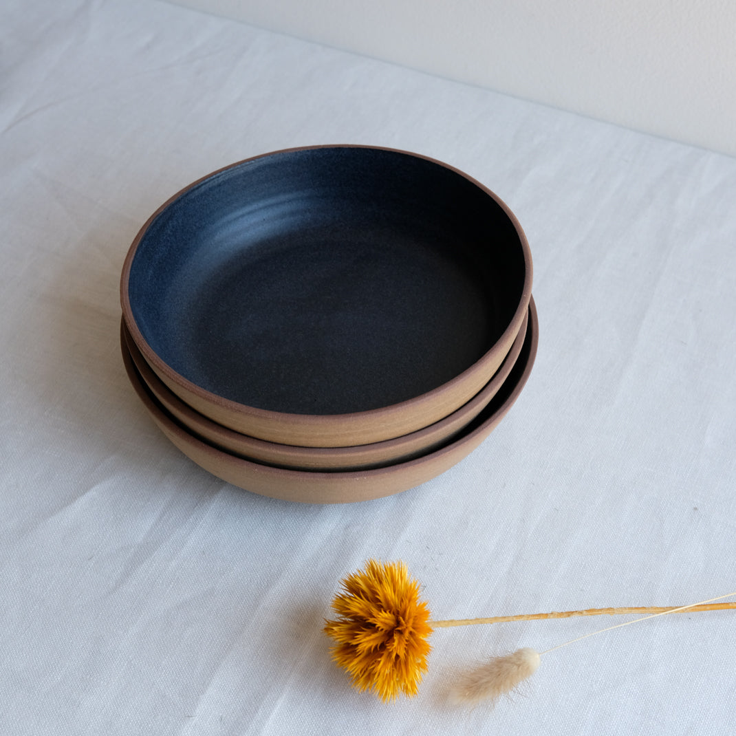 Assiette creuse bleu charbon de Moïo Studio chez Brutal Ceramics