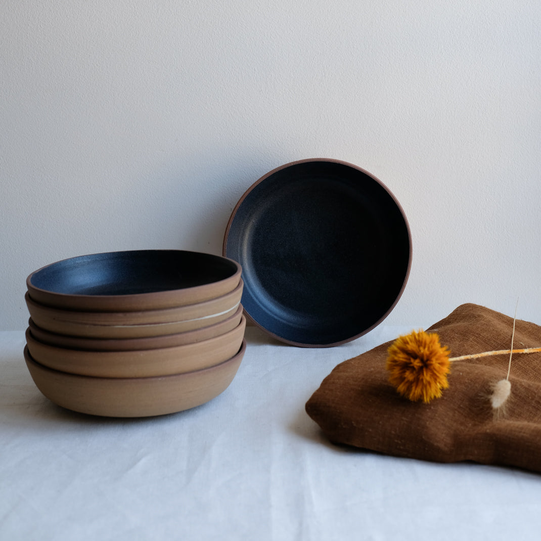 Assiette creuse bleu charbon de Moïo Studio chez Brutal Ceramics