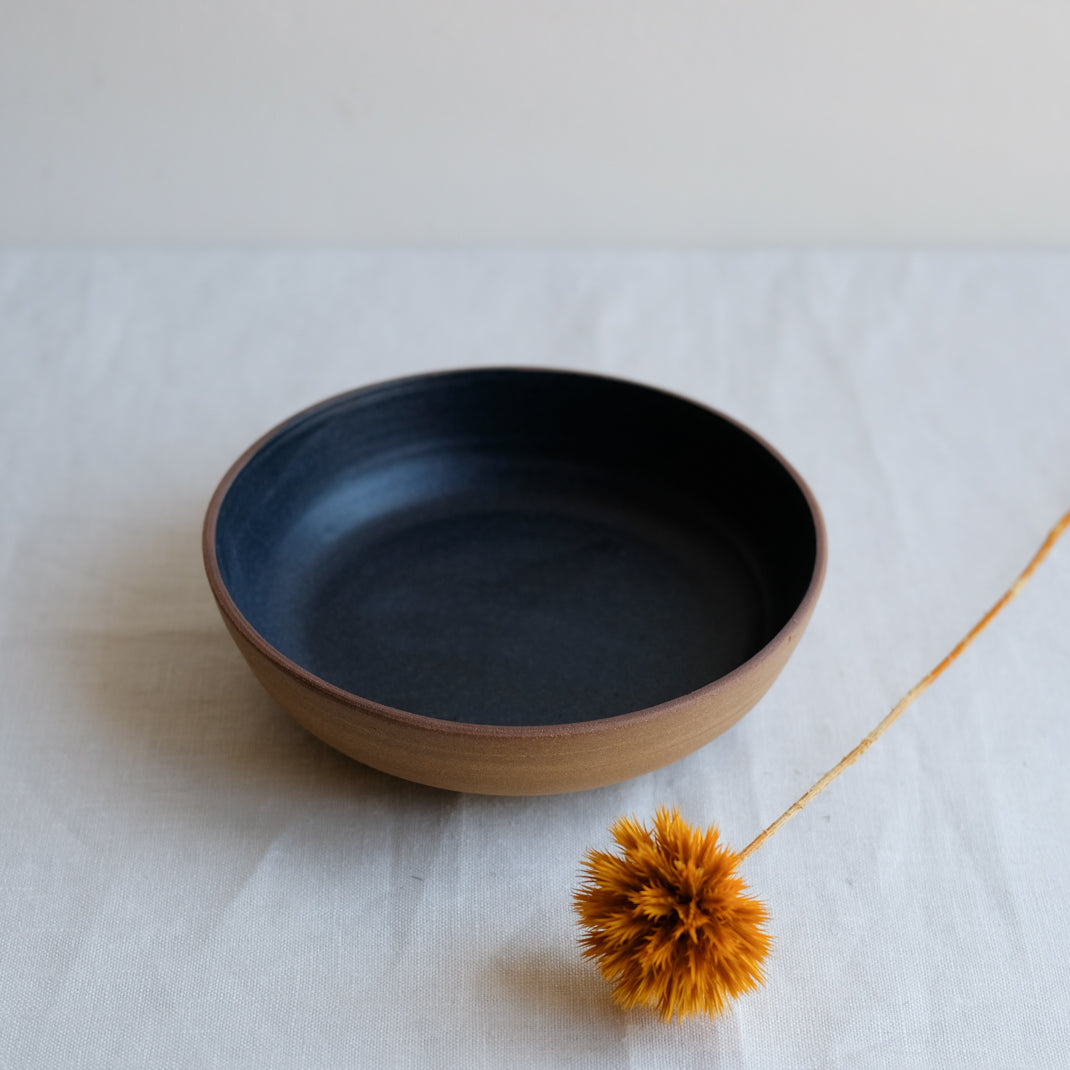 Assiette creuse bleu charbon de Moïo Studio chez Brutal Ceramics