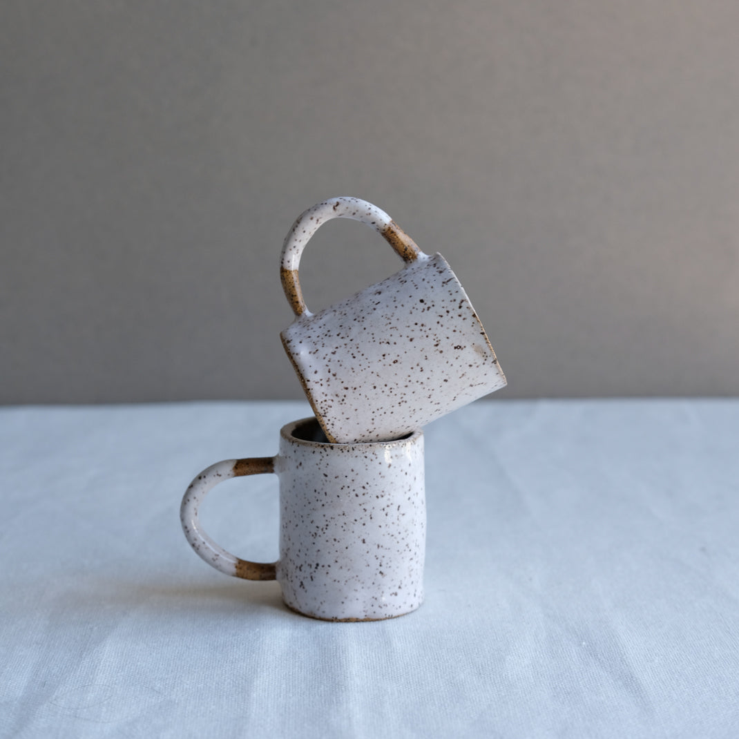Tasse à expresso mouchetée par Myrtille Ceramics chez Brutal Ceramics