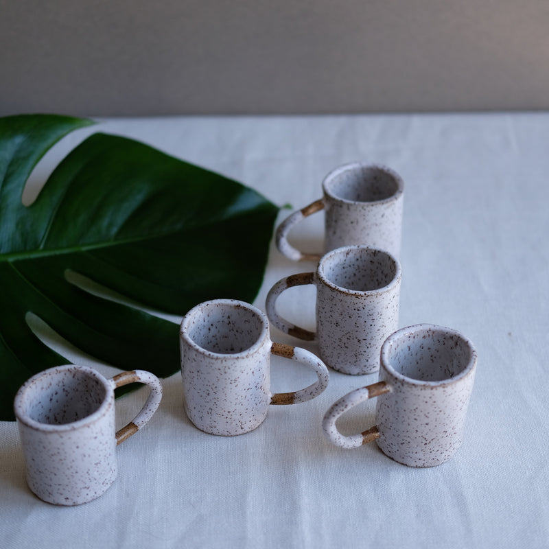 Tasse à expresso mouchetée par Myrtille Ceramics chez Brutal Ceramics