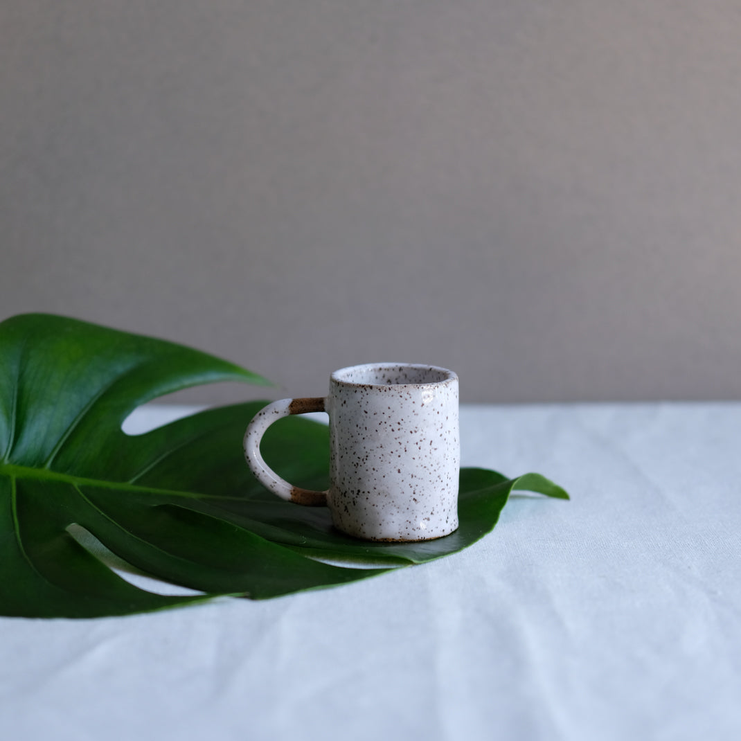 Tasse à expresso mouchetée par Myrtille Ceramics chez Brutal Ceramics