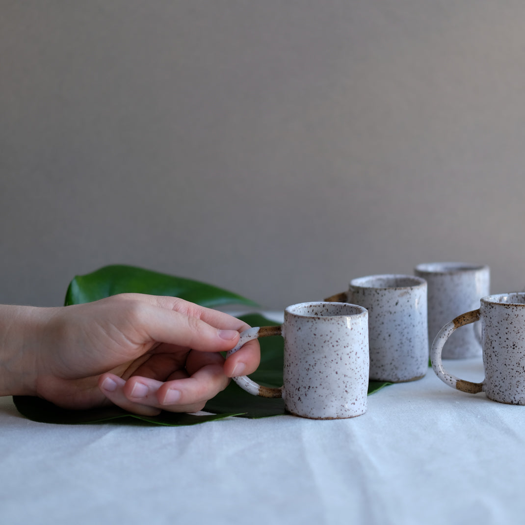 Tasse à expresso mouchetée par Myrtille Ceramics chez Brutal Ceramics