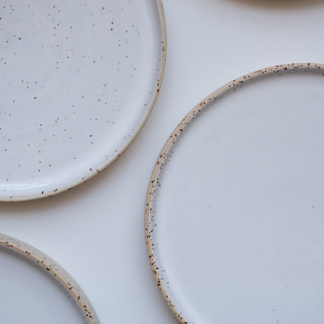 Assiette en grès de Sun Tree Studio chez Brutal Ceramics