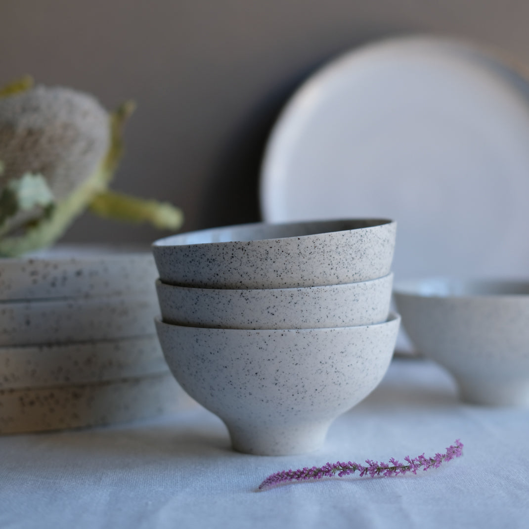 Tasse en porcelaine de Sun Tree Studio chez Brutal Ceramics