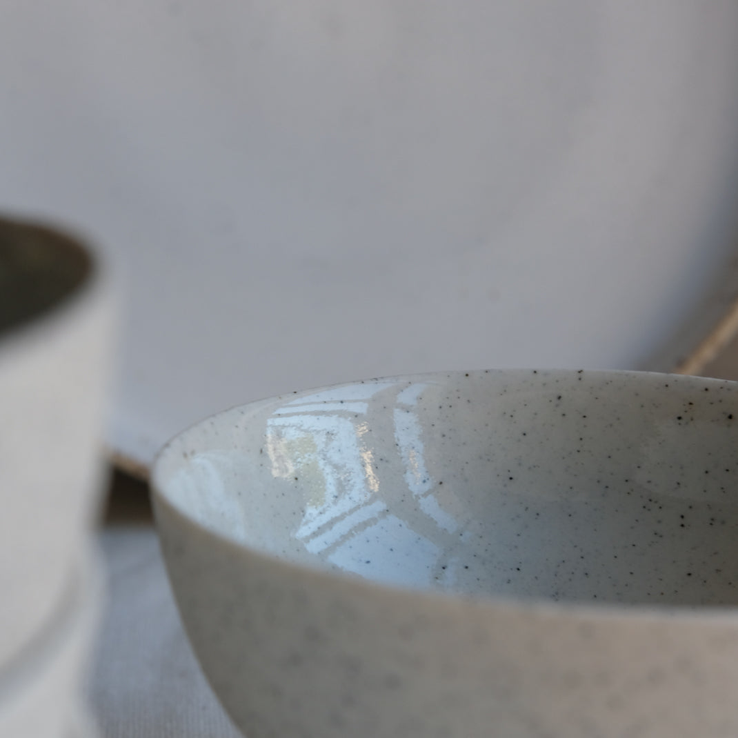 Tasse en porcelaine de Sun Tree Studio chez Brutal Ceramics