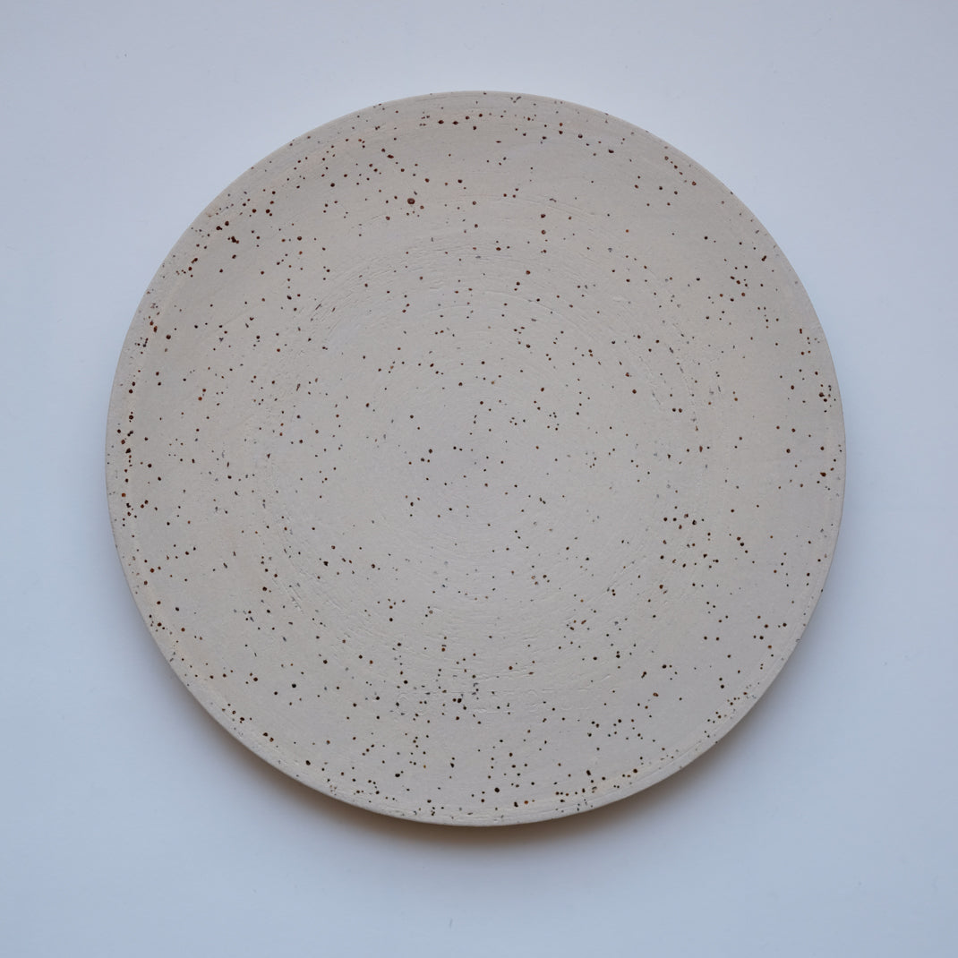 Assiette en grès de Sun Tree Studio chez Brutal Ceramics