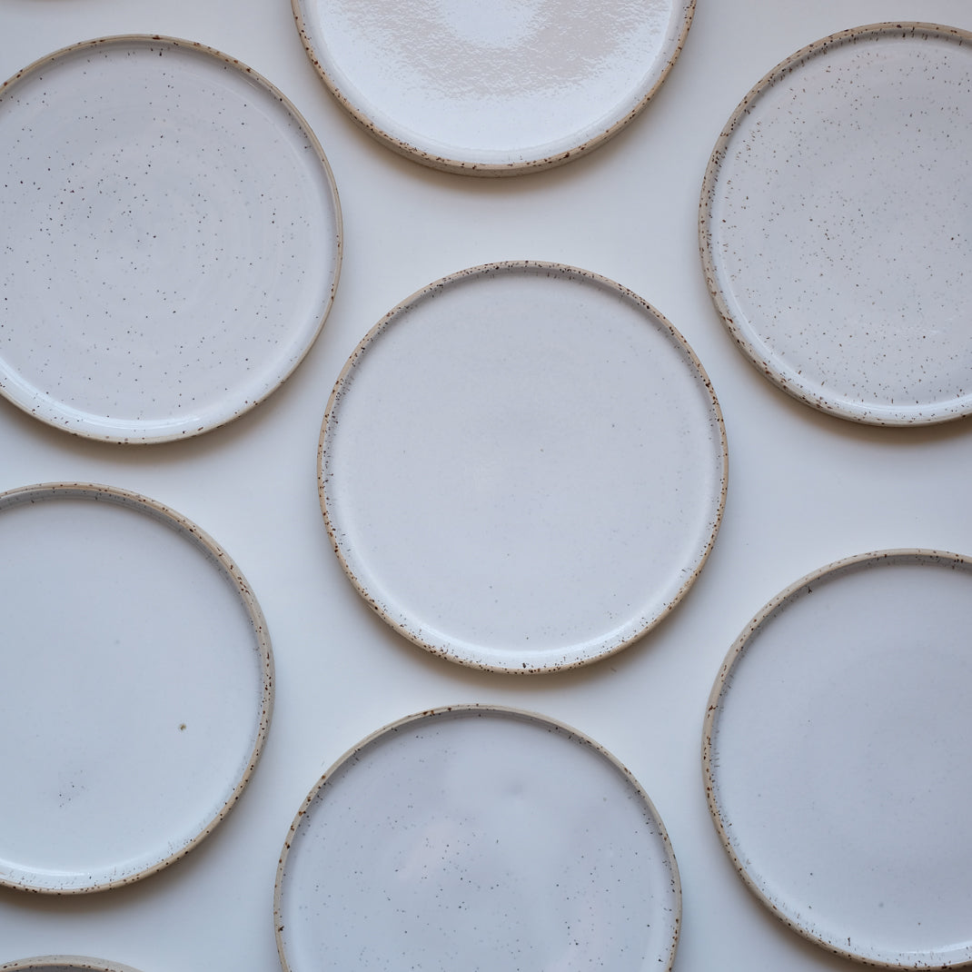Assiette en grès de Sun Tree Studio chez Brutal Ceramics