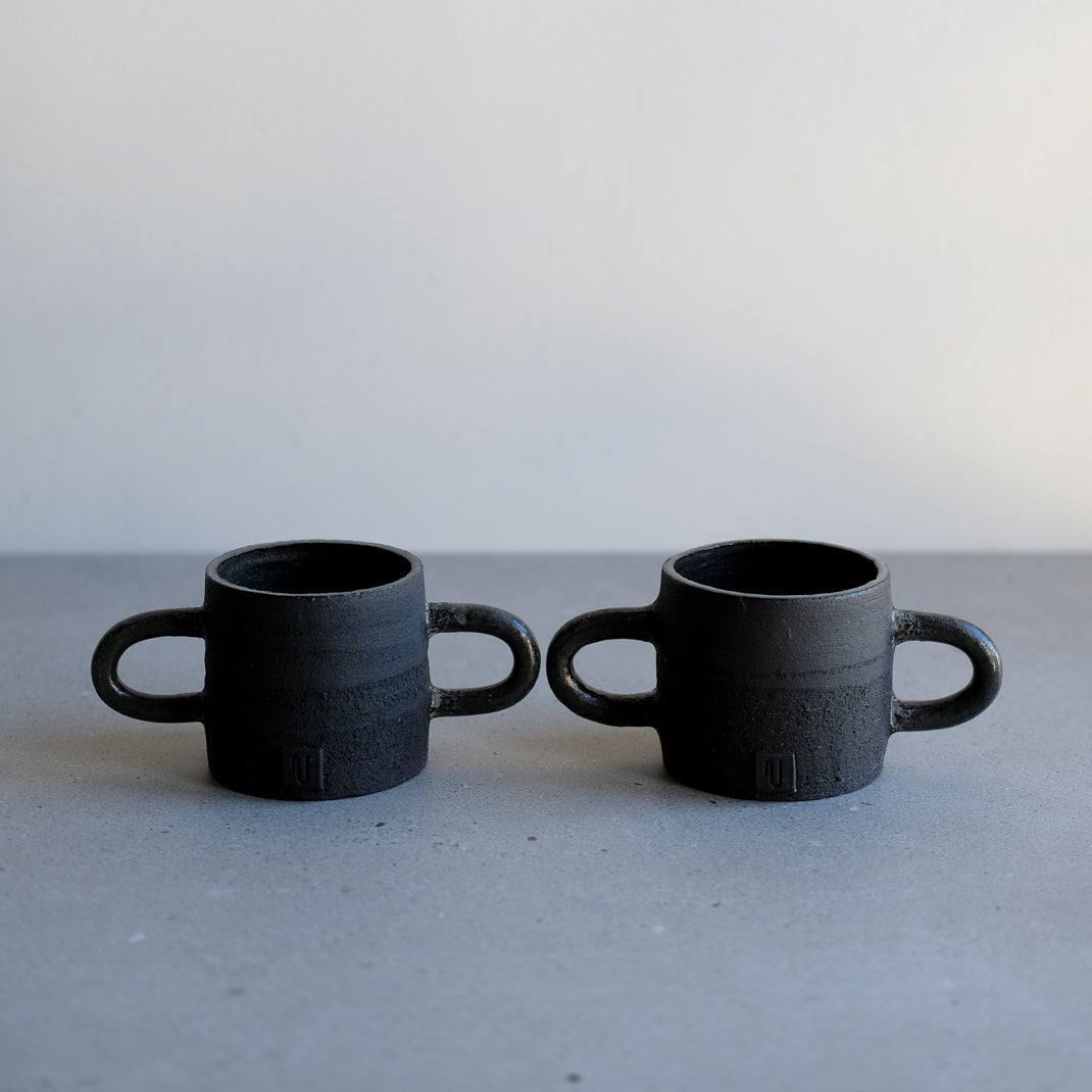 Mug noir à oreilles de Violaine Toth chez Brutal Ceramics