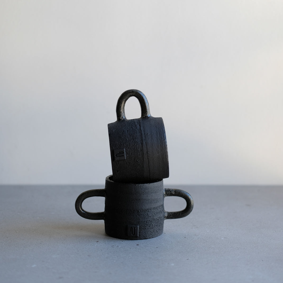 Mug noir à oreilles de Violaine Toth chez Brutal Ceramics
