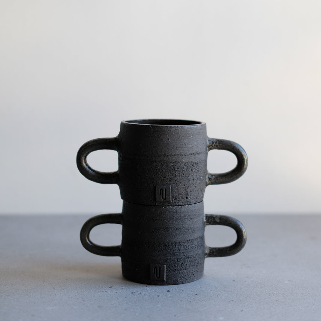 Mug noir à oreilles de Violaine Toth chez Brutal Ceramics