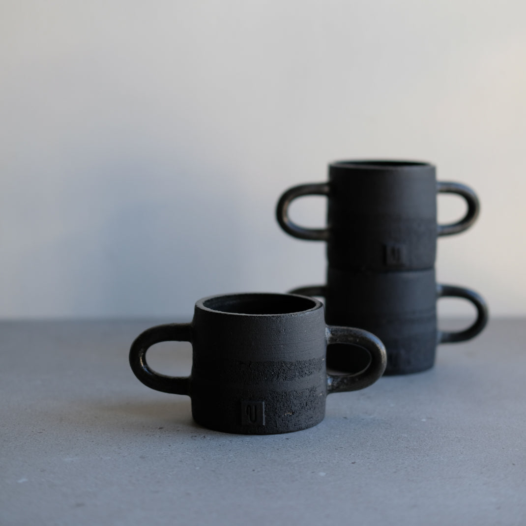 Mug noir à oreilles de Violaine Toth chez Brutal Ceramics