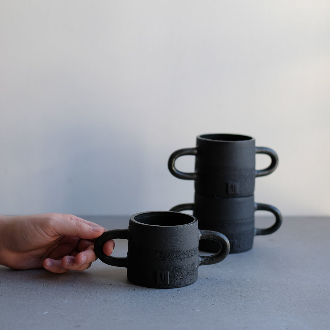 Mug noir à oreilles de Violaine Toth chez Brutal Ceramics