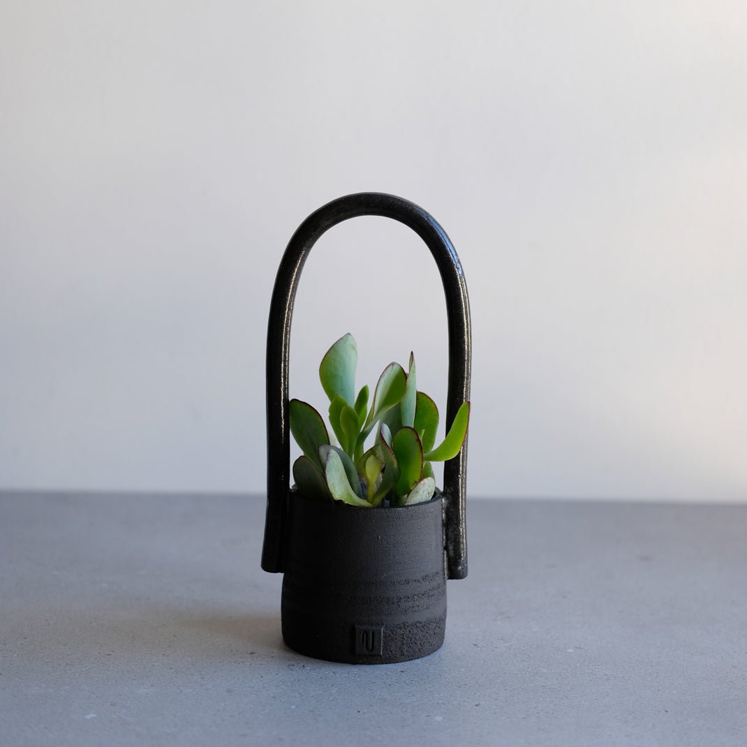 Pot Black Moon de Violaine Toth chez Brutal Ceramics